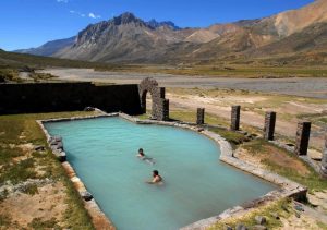 Vacaciones económicas: aguas termales en medio de la montaña en Mendoza