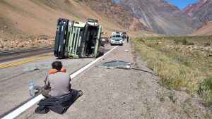 Mendoza: volcó un camión en la Ruta 7