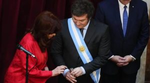 El insólito detalle del bastón presidencial de Milei que sorprendió a Cristina Kirchner