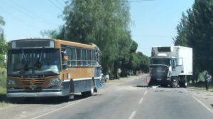 Lavalle: un colectivo con pasajeros chocó contra un camión