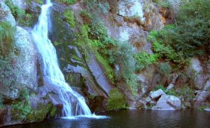 Vacaciones económicas: una cascada de 15 metros de altura a tres horas de Mendoza