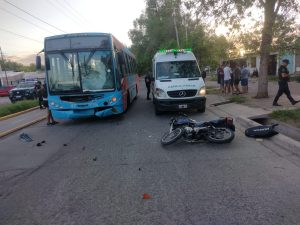 Mendoza: Un motociclista chocó contra un colectivo y se encuentra en grave estado de salud