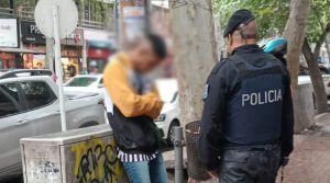 Había agredido a un comerciante con un cuchillo y fue detenido mientras vendía en la calle de Mendoza