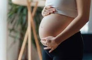 ¿Cómo cambian las licencias por maternidad con el DNU de Milei?