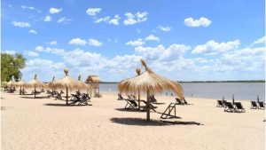 Vacaciones económicas: conocé esta playa oculta de arena blanca en la Costa Argentina