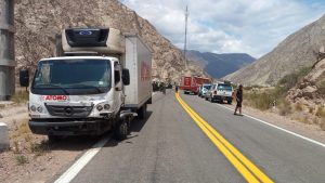 Accidente fatal en Alta Montaña: un auto se cruzó de carril e impactó contra un camión