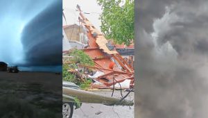 Tremendos videos del temporal en Miramar que ya dejó dos muertos