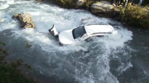 Vídeo: una mujer cayó con su auto en un arroyo del Manzano Histórico y fue arrastrada por la corriente