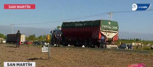 Tragedia en Mendoza: murió un joven de 20 años que chocó contra un camión y al caer a la calzada otro lo atropelló