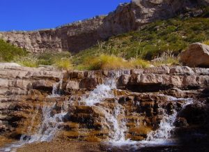 Vacaciones económicas: conocé esta cascada enmarcada en fósiles de dinosaurios a 4 horas de Mendoza