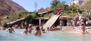 Vacaciones económicas: conocé estas aguas termales con toboganes a menos de una hora de Mendoza