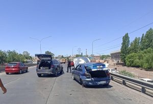 Mendoza: se bajó a cambiar una cubierta en la Costanera, lo atropellaron, cayó cinco metros y murió