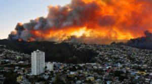 Video: el momento en que los Bomberos derribaron una barrera de peaje en Chile porque no los dejaban pasar