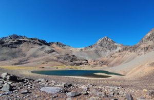 Vacaciones económicas: conocé esta laguna escondida de aguas color esmeralda que está solo a tres horas de Mendoza