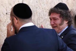 Milei llegó a Israel, se reunió con el Presidente y lloró en el muro de los lamentos