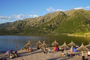 Vacaciones económicas: toboganes acuáticos y tirolesa en un inmenso dique a pocas horas de Mendoza