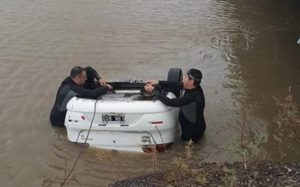 Un auto cayó de un puente a un arroyo y murieron cinco personas