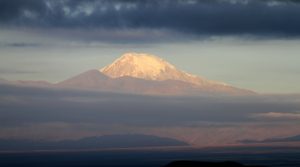 Vacaciones económicas: Acampa en un paraíso de Mendoza en medio del Cordón del Plata y a la orilla de un volcán