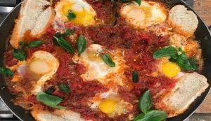 Almuerzo gasolero: hacé este tomaticán rico, fácil y de estación por menos de $600 por persona