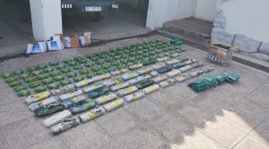 Imágenes: la policía secuestró más de 200 paquetes con coca y 90 cubiertas ilegales