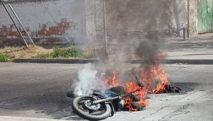 Mendoza: un motociclista pelea por su vida luego de que se incendiara la moto en la que viajaba