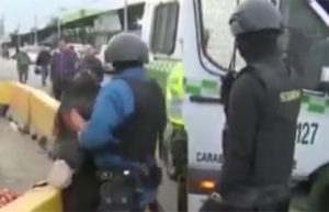 Conmoción en Chile: una mujer le quitó el arma a un policía y le disparó mientras la TV transmitía en vivo