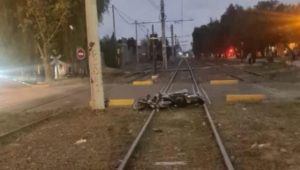 Tragedia en Mendoza: perdió el control de su moto en las vías del tren y murió cuando la trasladaban al hospital