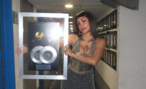 Video: así se robaron la placa del doble disco de platino a María Becerra