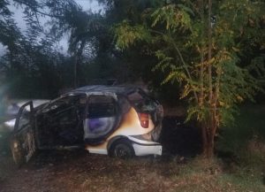 Se salvó de milagro: volcó, cayó al zanjón y su vehículo se incendió