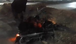 Video: un mendocino denunciaba un pozo en una calle de Las Heras y un motociclista cayó dentro