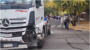 Conmoción en Godoy Cruz: un camionero se llevó puesto todo lo que tenía a su paso