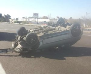 Impresionante accidente en el Acceso Sur: un auto quedó con las ruedas para arriba y hay dos heridos