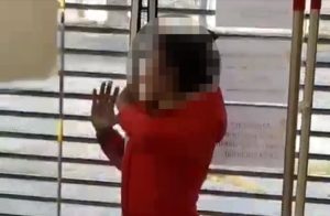 Video en Mendoza: robó, trató de escapar y quedó atrapada entre la reja y la puerta corrediza