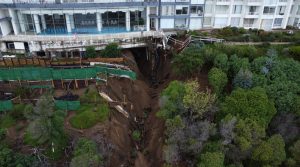 Imágenes: Preocupa un gigante socavón en Chile que dejó a un edificio al borde del derrumbe