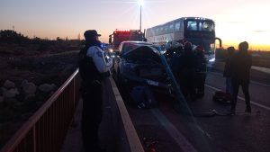 Manejaba borracho en Mendoza: chocó de atrás con un micro, rebotó contra el guardarraíl y quedó atrapado entre fierros retorcidos