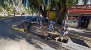 Encontraron a un hombre muerto en una acequia de Maipú