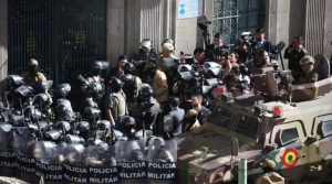 Vídeos: denunciaron un golpe de Estado en Bolivia y los militares entraron al Palacio Presidencial