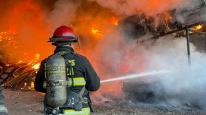 Gran incendio en un galpón desarmadero de Maipú