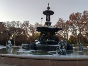 Toda congelada: La fuente de los Continentes del parque San Martín bajo hielo