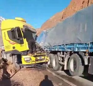 Alta Montaña: Un choque entre camiones suspendió el tránsito