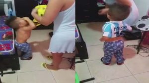 El que sabe, sabe: nene colombiano no deja que su mamá le ponga la camiseta de Colombia porque quiere la de Argentina