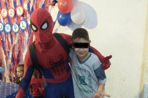 Robaron al hombre araña mendocino: se llevaron el traje con el que visita a chicos con cáncer en los hospitales