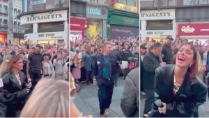 Así cantó Tini Stoessel junto a Chris Martin por las calles de Dublín