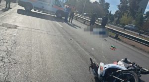 Accidente fatal en el Acceso Este: un motociclista murió tras colisionar con un auto