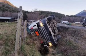 Murieron dos camioneros argentinos en Chile: uno volcó y al otro le dio un infarto al ayudarlo