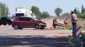 Importante accidente en Ruta 143: una niña y una mujer resultaron gravemente heridas tras el vuelco de un auto