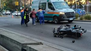 Murió una chica de 23 años que iba en moto por el Corredor del Oeste y chocó con un poste