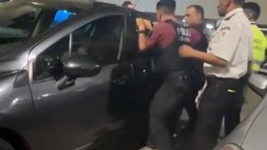 Video: policías rescataron a una nena que estaba inconsciente en un auto mientras sus padres se fueron al shopping