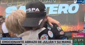 El emotivo abrazo  de Julián Santero con su madre: el mendocino se consagró campeón del Turismo Carretera