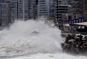 Atención mendocinos que viajan a Chile con alerta por marejadas: qué pasa con los shows de fuegos artificiales en la playa